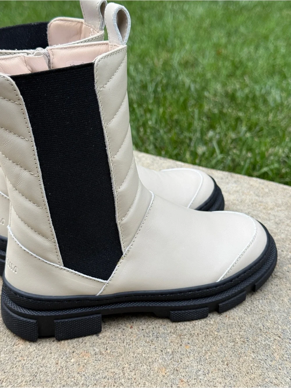 New Luxelim size 29 Chelsea leather boots ivory/black
